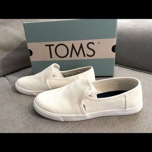 Toms Clemente women’s canvas slip ons. Size 7. Brand new in box!